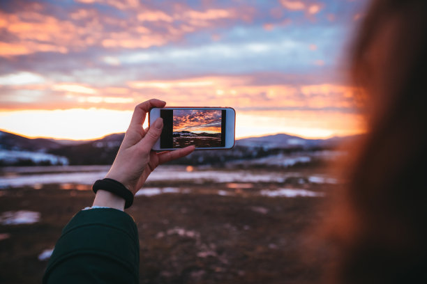 山上的日落风景如画。图片下载