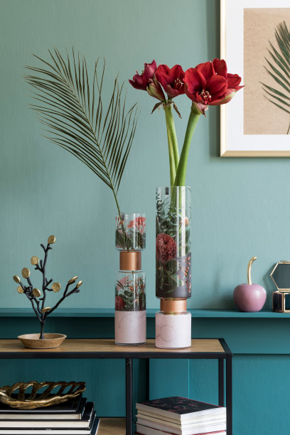 时尚和花卉组成的美丽的鲜花在现代花瓶上设计的架子与优雅的配件和家具。客厅的花朵概念。绿色的墙。室内设计模板图片下载