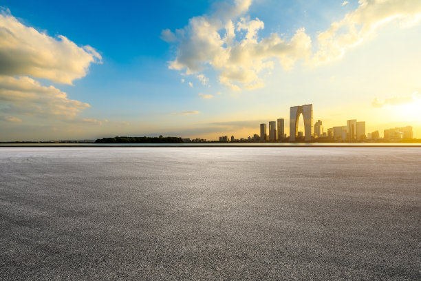 夕阳下的苏州城市天际线和赛道道路景观。图片下载