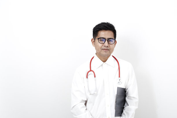 微笑的亚洲医生从医院与一个剪贴板准备写下一些东西图片下载