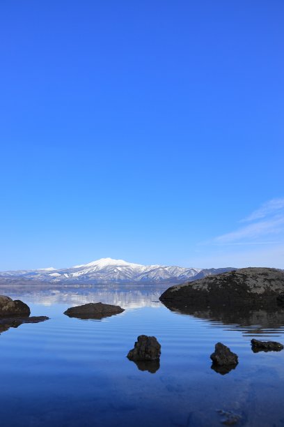 日本冬季湖泊景观图片下载
