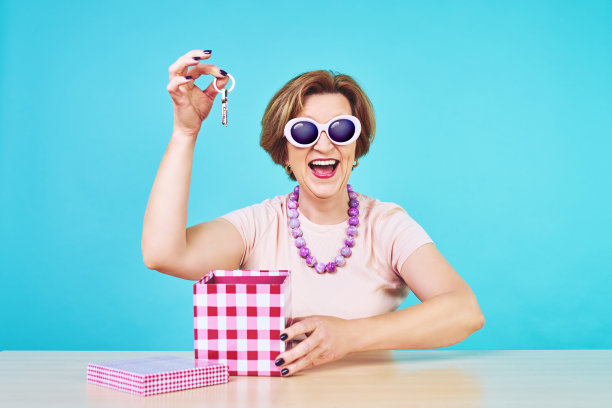 收到房子钥匙作为礼物的快乐老妇人图片下载