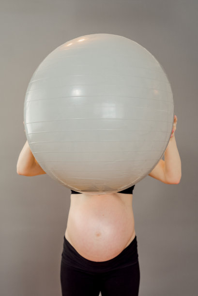 抱瑜伽球的孕妇图片下载