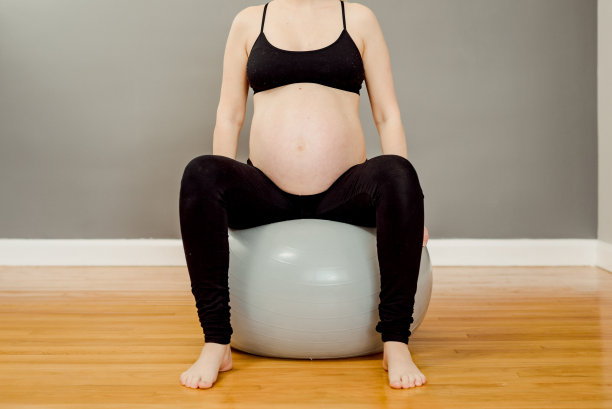 孕妇坐在瑜伽球上图片下载