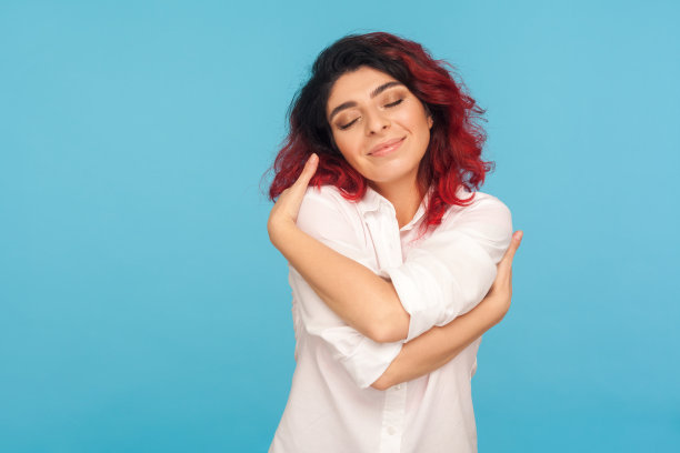 我爱我自己。拥抱自己的美丽自恋红发女性肖像图片下载