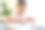 快乐的小女生坐在桌子旁，做作业。图片下载