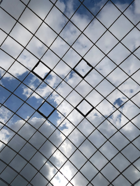 天空在云通过酒吧背景。图片下载