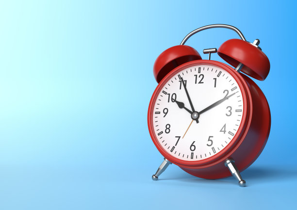 红色复古闹钟在明亮的蓝色背景在柔和的颜色图片下载