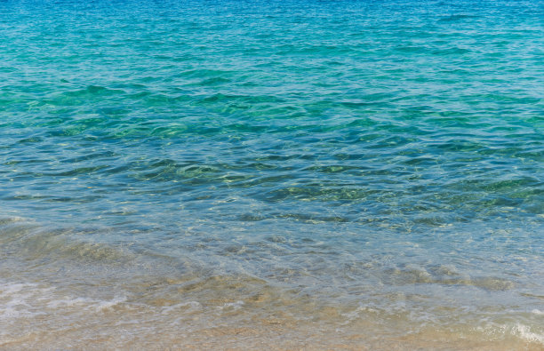 美丽的海景在一个阳光明媚的日子图片下载