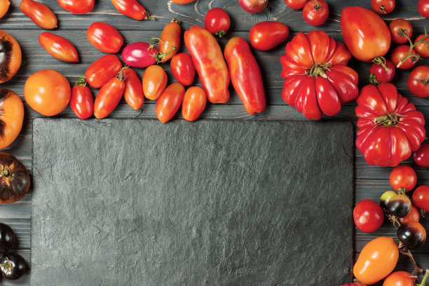 不同种类的西红柿混合在一起。五颜六色的西红柿，大小不一图片下载