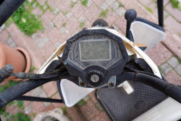 俯视图的灰尘速度计的电动自行车。图片下载