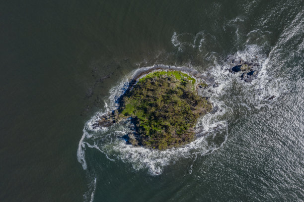 无人机俯瞰澳大利亚新南威尔士州南海岸贝特曼斯湾的鲷鱼岛图片下载