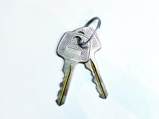 一组钥匙从锁上的白色背景。一串卖公寓的钥匙。一把锁钥匙。图片下载