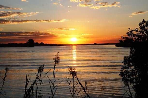 丘比河上的日落图片下载