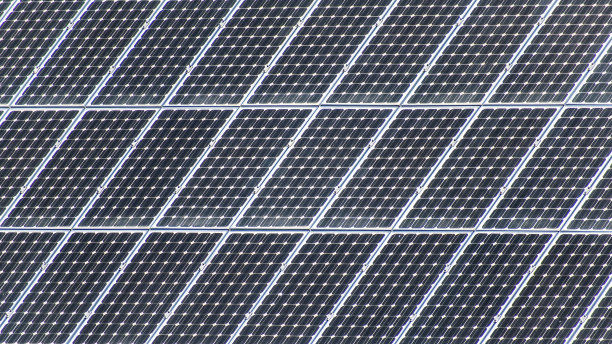 近距离观察太阳能电池板电池，光伏，替代电力来源。图片下载