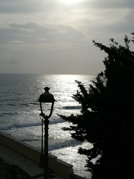 日落海滩上的大海剪影图片下载