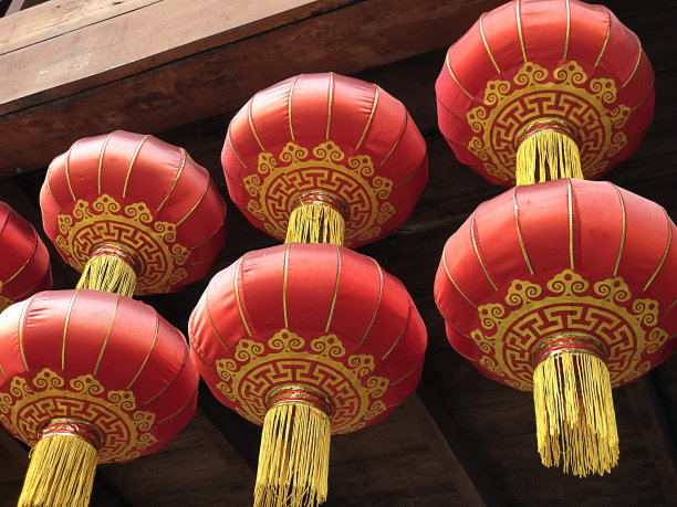 红纸灯笼挂成一排。图片下载