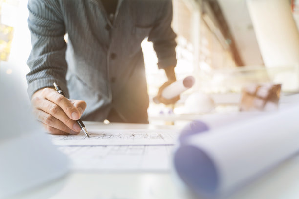 工程师办公室的室内建筑师和蓝图。图片下载