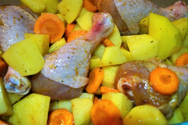 菜式蔬菜砂锅配鸡肉香肠和丰盛的午餐微距照片图片下载