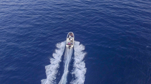 空中-从上到下的视图捕捉豪华摩托艇在水上比赛与家庭驾驶它图片下载