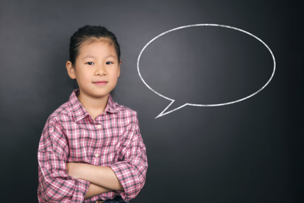 对话框:可爱的亚洲小女孩在教室的黑板前图片下载