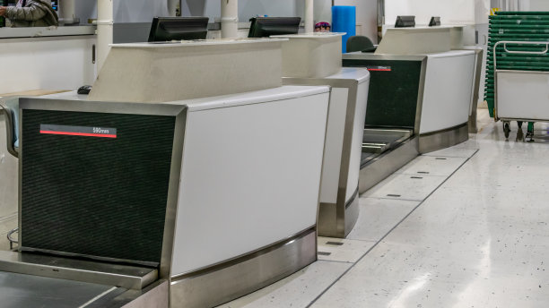 机场办理登机手续图片下载