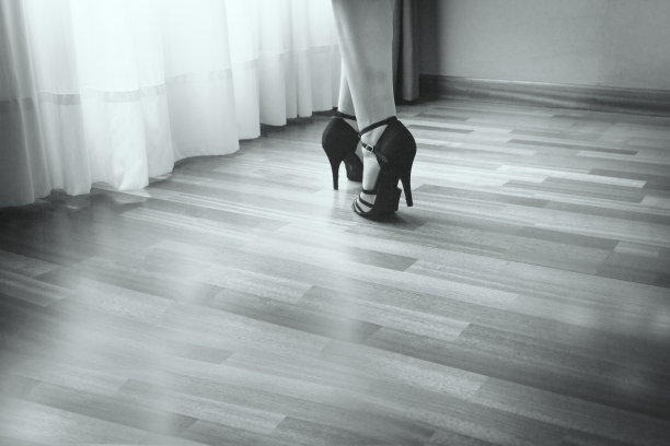 女舞者的脚与黑色高跟鞋图片下载