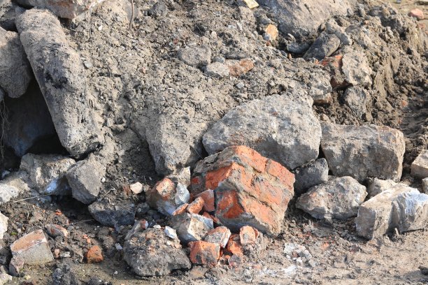 在堆填区拆卸及损毁的各种旧构筑物所产生的建筑废物图片下载