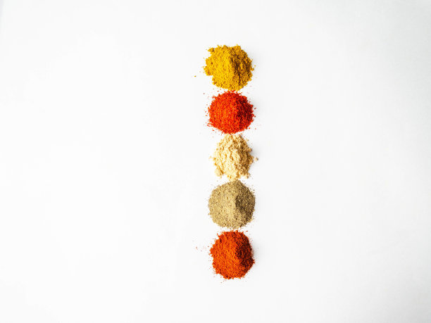 各种干香料堆在白色的背景上图片下载