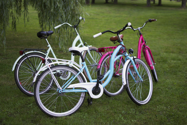 沙滩上五颜六色的自行车。图片下载