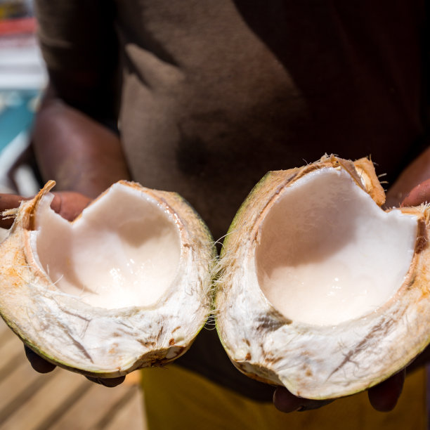 开椰子的男人图片下载