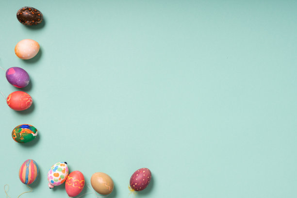 薄荷背景上的复活节彩蛋图片下载