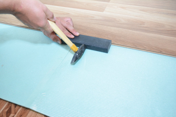 安装有保温板的强化地板。图片下载