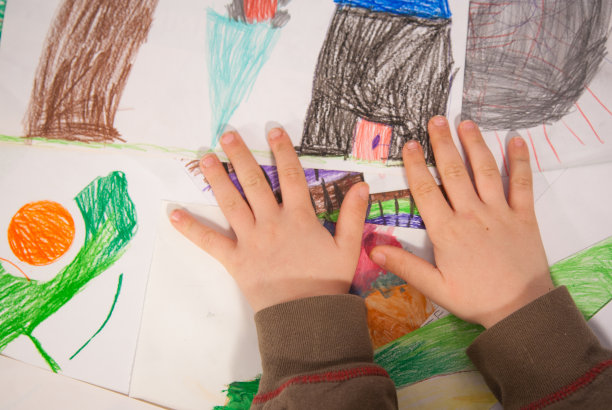 男孩覆盖绘画图片下载