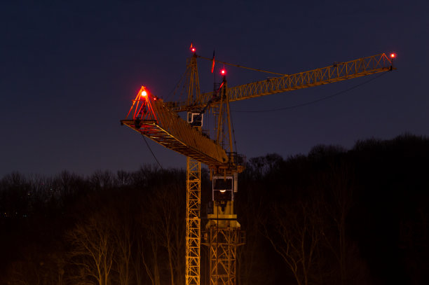 建筑起重机在夜空中图片下载