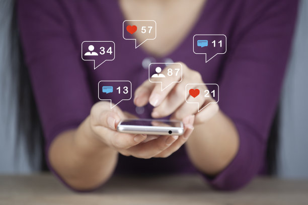 使用智能手机进行社交媒体的概念图片下载