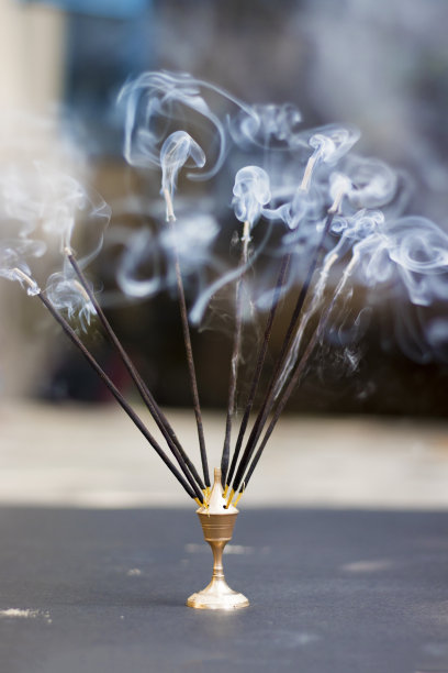 香竹竿有烟，有宗教目的。图片下载