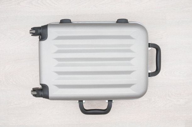 灰色旅行袋靠近木制背景图片下载