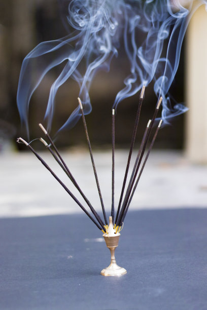 香竹竿有烟，有宗教目的。图片下载