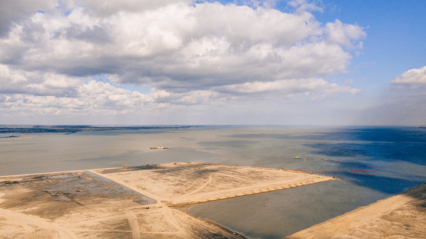在荷兰阿姆斯特丹建造新土地，通过从Ijmeer湖赢得水图片下载
