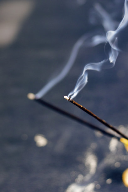 香竹竿有烟，有宗教目的。图片下载