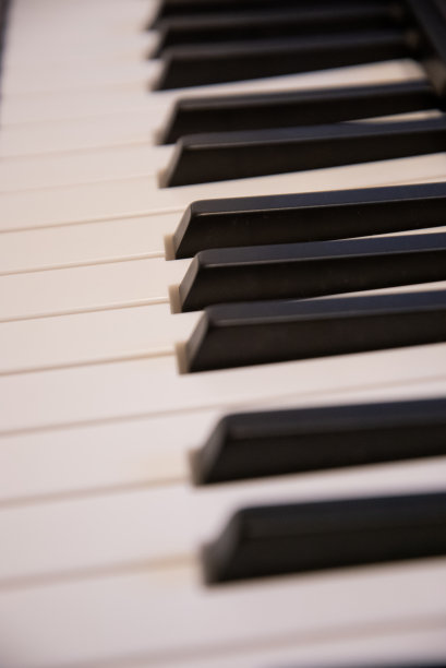 弹钢琴图片下载