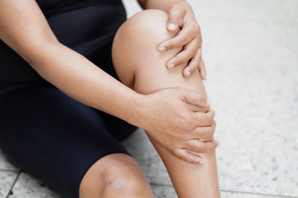 亚洲中年妇女病人触摸和感到疼痛她的膝盖和腿:健康的医疗理念。图片下载