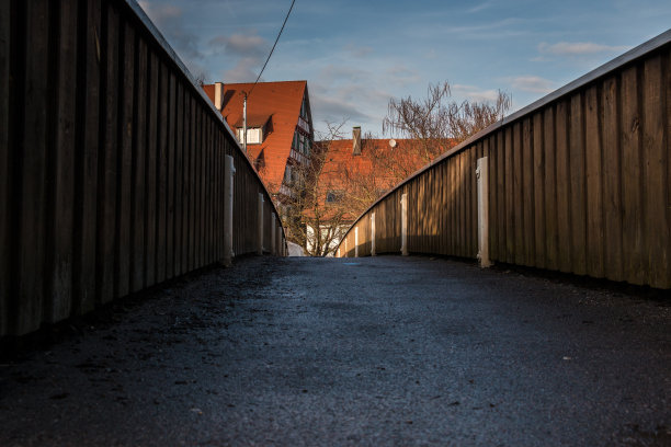 小小的人行天桥横跨碧蓝的江面图片下载