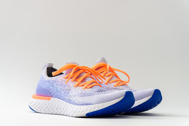 运动或跑步鞋在白色背景侧视图与拷贝空间图片下载