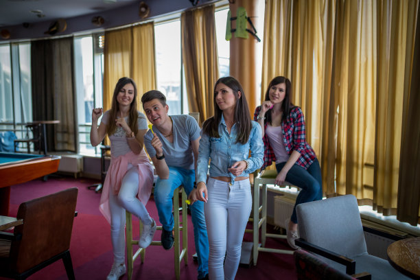 一群玩飞镖的朋友图片下载