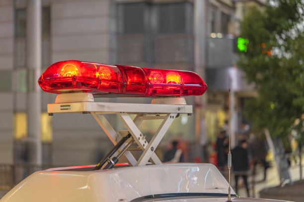 近距离拍摄一辆日本警车上的红色信标图片下载