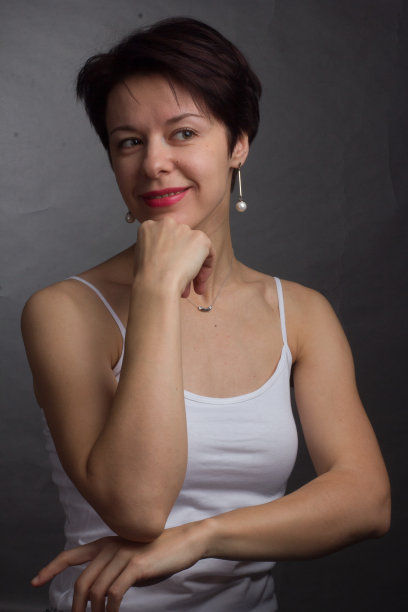 黑发短发。工作室肖像在白色t恤。图片下载