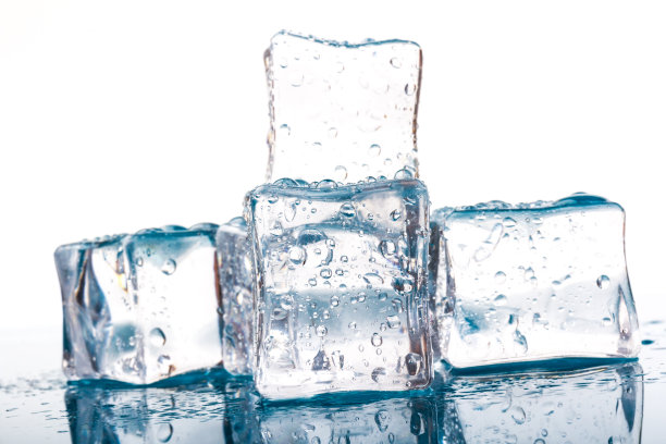 冰块和水滴近距离出现在蓝色和白色的背景上图片下载