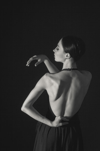 黑白复古戏剧性的一个跳舞的女孩芭蕾舞女演员的肖像图片下载